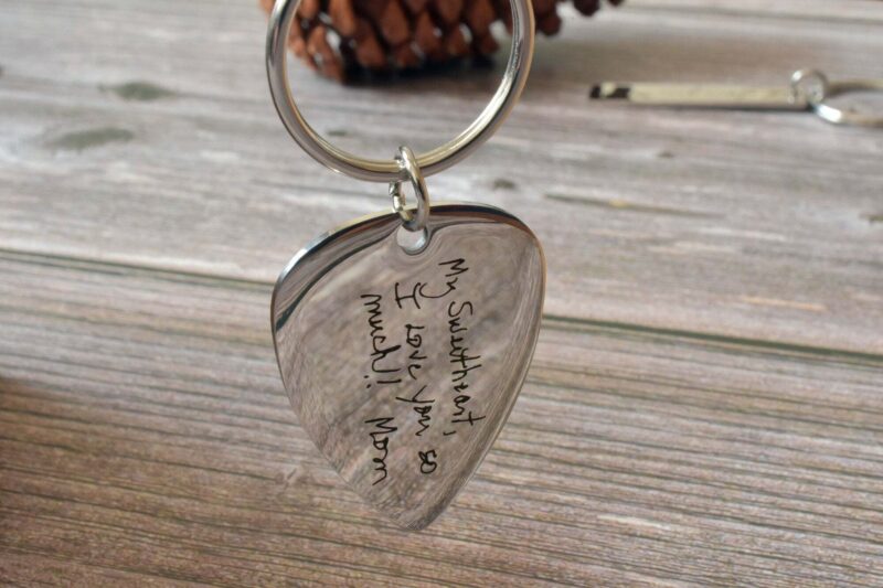 Guitar pick handwriting keychain FM 243-3