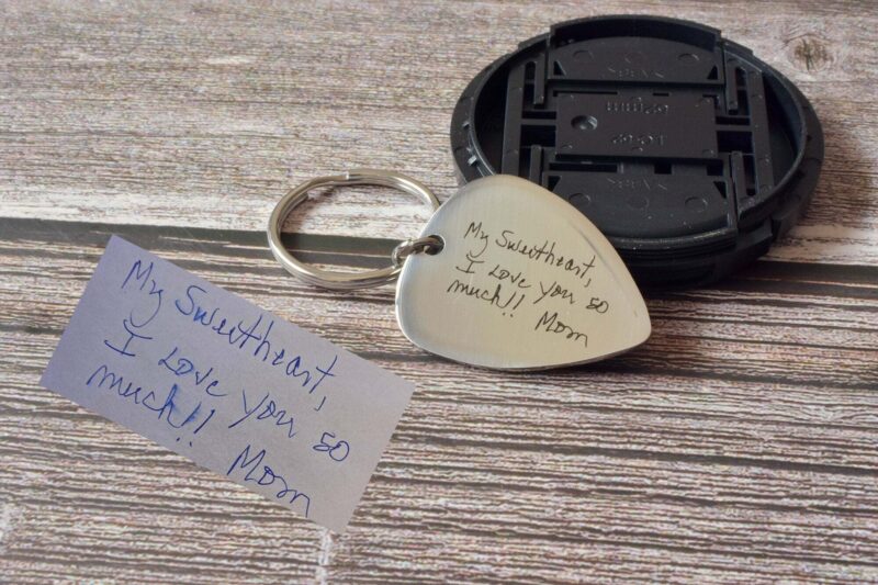 Guitar pick handwriting keychain FM 243-5